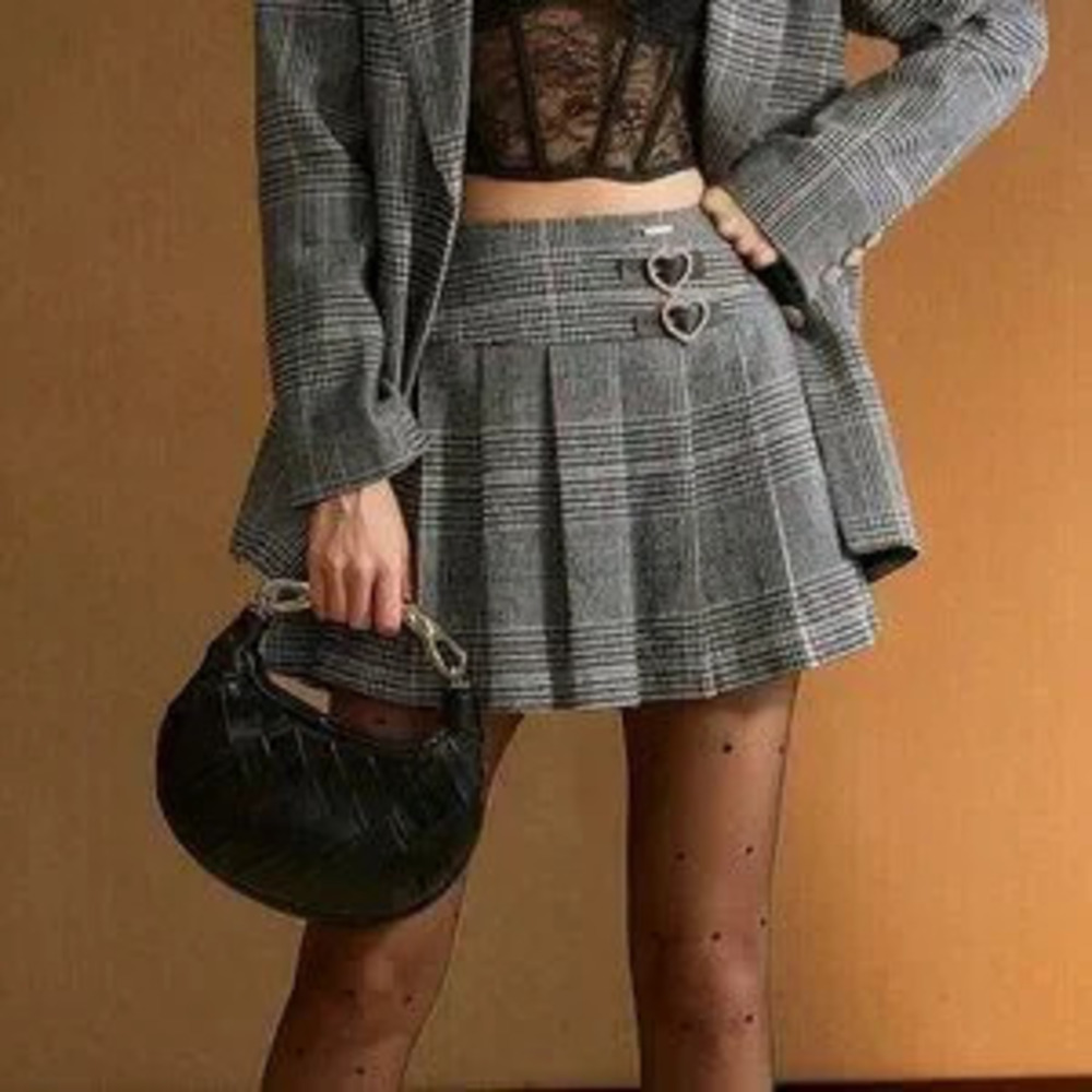 Black Elegant Women's Plaid Rhinestone Heart Decor Pleated Mini Skirt